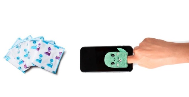 【フライングタイガー×蛇窪神社】左）マイクロファイバークロス 330円　右）スクリーンクリーナー 220円