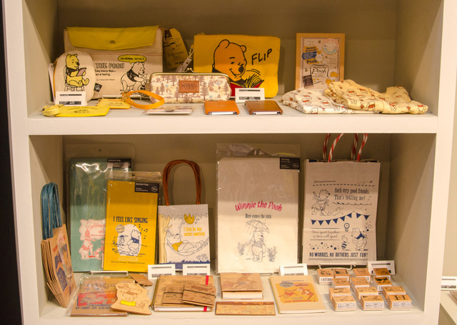 オールドスタイルな紙袋やノートなど「紙」グッズが多く展開されます