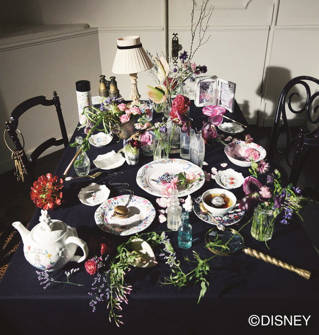  ステンレスボトル¥3,240、ミニプレート（4P セット）¥2,700、ティートレイ￥972、デコレーションプリザーブドフラワー各¥2,160、アクリルタンブラー¥540、 フォトフレーム¥4,104、ボウル¥540、カップ＆ソーサーセット（2P セット）¥4,320、ティーストレーナー¥1,080、ティースプーン¥648、メラミンプレート L¥972、S¥756、 ポット¥3,780