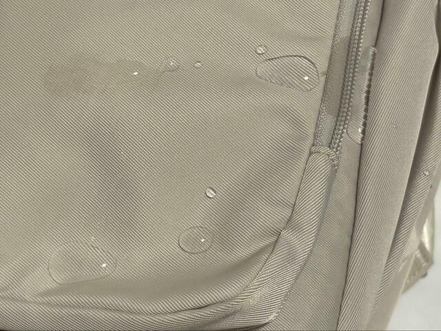 【ワークマン 軽量3レイヤーポケットマザーズリュック】水をはじく撥水加工が施されているので雨の日も安心!