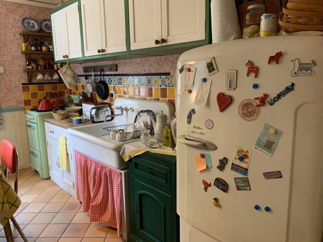 冷蔵庫にマグネットも貼られ生活感を感じる