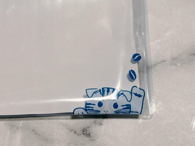 前面の右下部にはひょこっとお顔を覗かせるにゃんこのイラスト入り