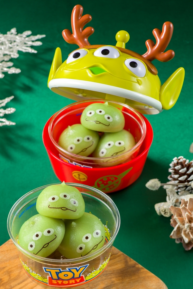 リトルグリーンまん、スーベニアケース付き ¥880 リトルグリーンまん ¥360|販売店舗:東京ディズニーランド「イベントブース」「スウィートハート・カフェ」、東京ディズニーシー「マンマ・ビスコッティーズ・ベーカリー」|東京ディズニーリゾートのクリスマス(2016)スペシャルメニュー