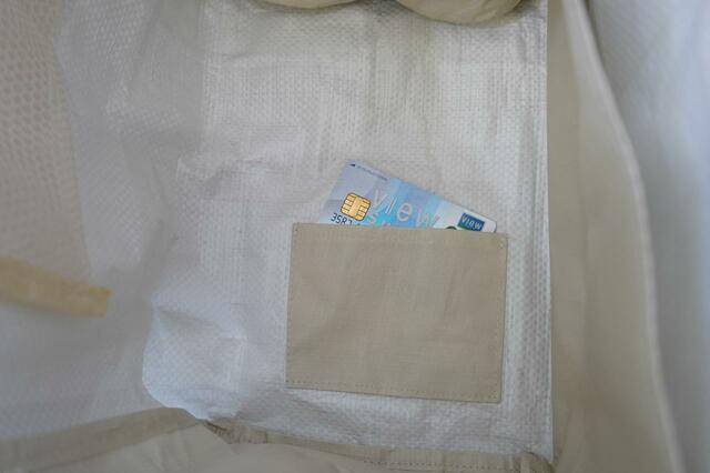 【3COINS マザーズバッグ】底面にあるICカードケース