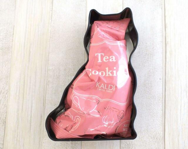 【カルディオリジナル ハロウィン黒ネコシェイプ缶】和紅茶とアールグレイがブレンドされた紅茶クッキーが入っています