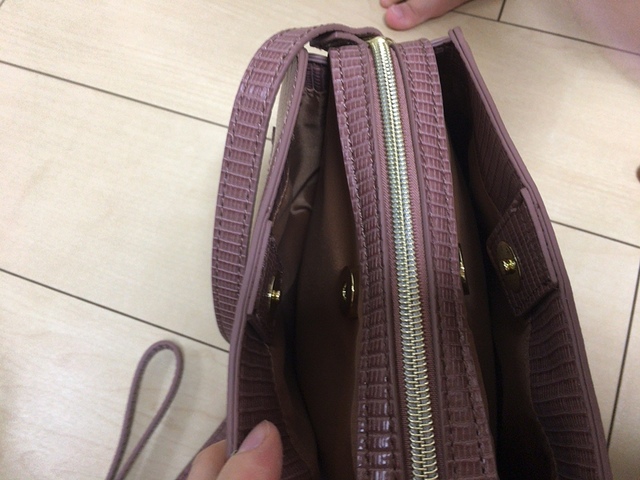 【GU ボックスミニショルダーバッグ】メインポケットを挟んで2つのポケットが