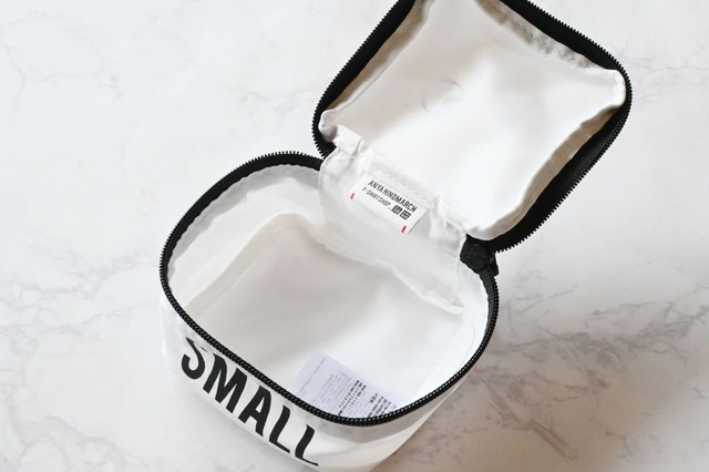 【ユニクロ×ANYA HINDMARCH「ミニスクエアポーチ」】ガバッと開くのがうれしい