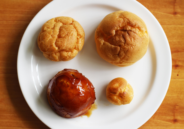 左上から時計回りに、ふっくら生地のプチシュー13個（税込300円）、大きなツインシュー（税込113円）、ぷるシュー（税込195円）、濃厚カスタードのさくっとシュー（税込150円）