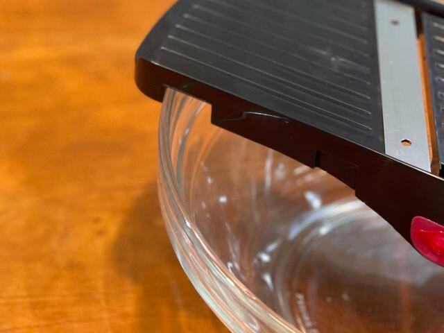 【下村工業 厚み調整機能付スライサー】スライサーは容器に引っ掛かる