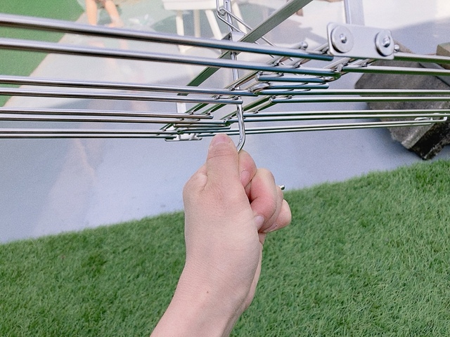 【カインズ 乾きやすく竿に掛けやすいステンレスタオルハンガー】下から持てる