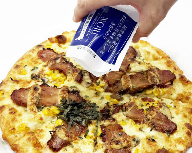 いただく直前に別添えの海苔を振る寸法