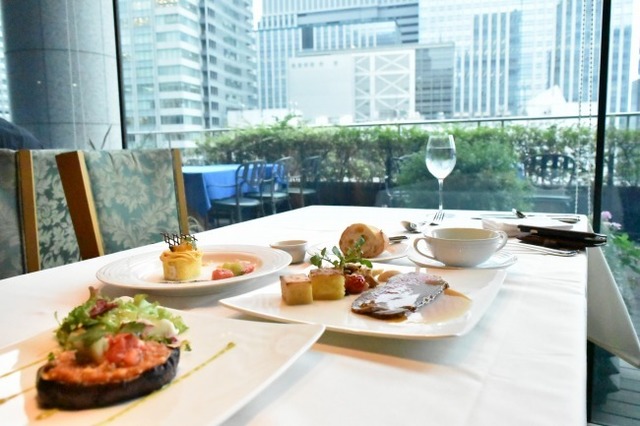 ビル街を眺めながらリッチなランチが楽しめる