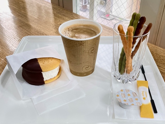 【銀座ベーカリー】2階で「カステラビスケットサンド」とコーヒーをいただきました。イートインスペースを利用すると「Gステック」を3種類試食させてもらえます