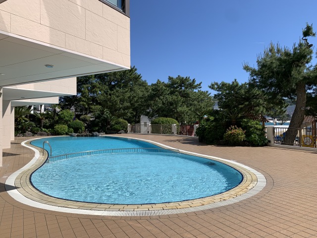 ホテルのプールは18:00まで利用できる