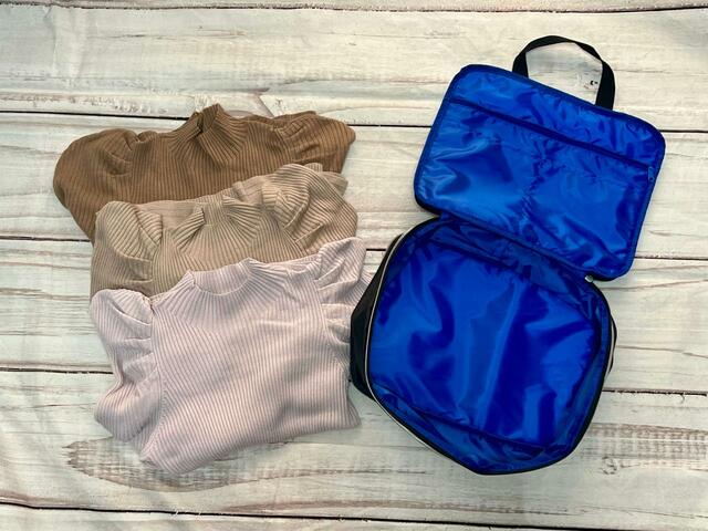 今の時期の旅行を想定し、薄手のニットを3枚入れてみます！