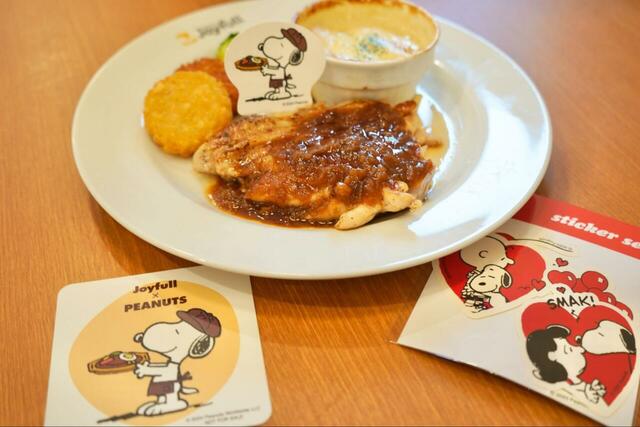 【Joyfull×PEANUTSコラボキャンペーン】「ピーナッツギャングのチキンステーキ シャリアピンソース(922円)」とノベルティ
