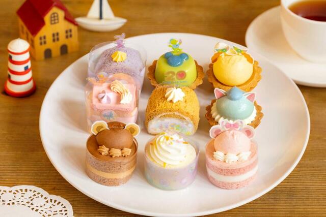 アソーテッド・ミニケーキ 5,000円｜スペシャルイベント「ダッフィー＆フレンズ20周年：カラフルハピネス」グッズ｜販売店舗：東京ディズニーリゾート・アプリ（東京ディズニーシー入園者のみ）｜発売日：2025年8月28日（木）