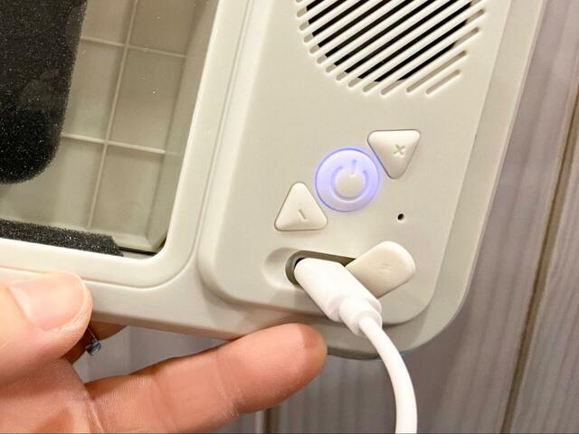 【3COINS スピーカー付き防滴スマホケース】使用前に付属のUSBケーブルで充電！充電時間は約2.5時間です