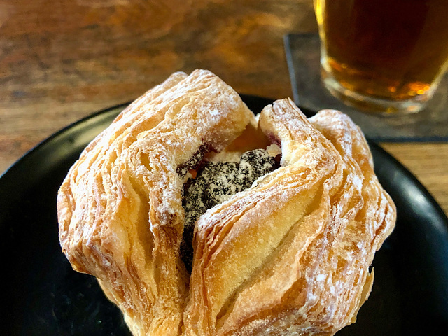 【スターバックス　ブルーベリー&クリームチーズデニッシュ】白い粉雪ときつね色のデニッシュ生地、鮮やかなブルーベリージャムのコントラストが良いですね