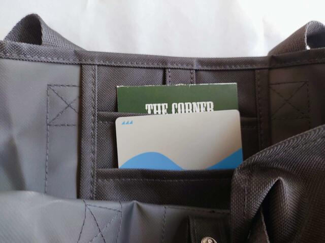 内側ポケットにはポイントカードなどが入る
