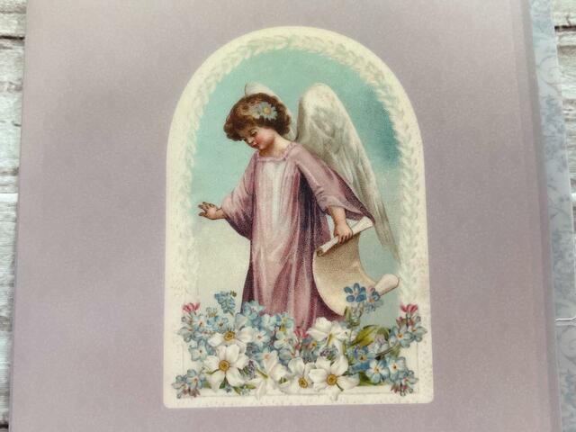 こちらの天使は髪の毛にお花をつけています♪