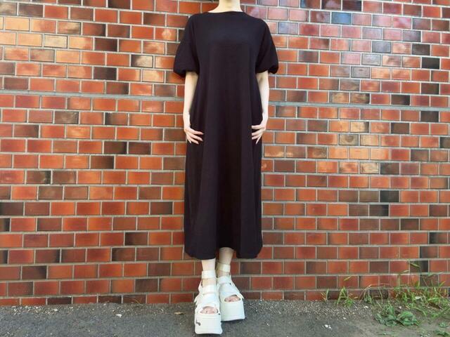 平置きだAラインですが、着るとスカート部分が綺麗に落ち、すっきりとしたストレートシルエットに！