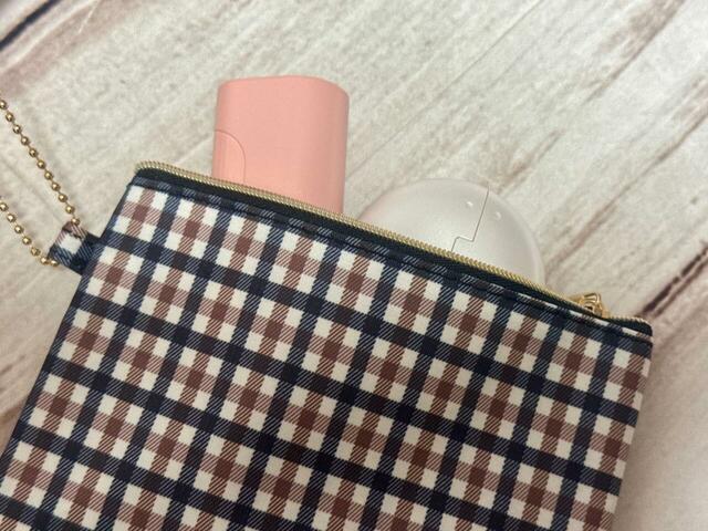 モバイルバッテリーやイヤホンをポーチにイン!