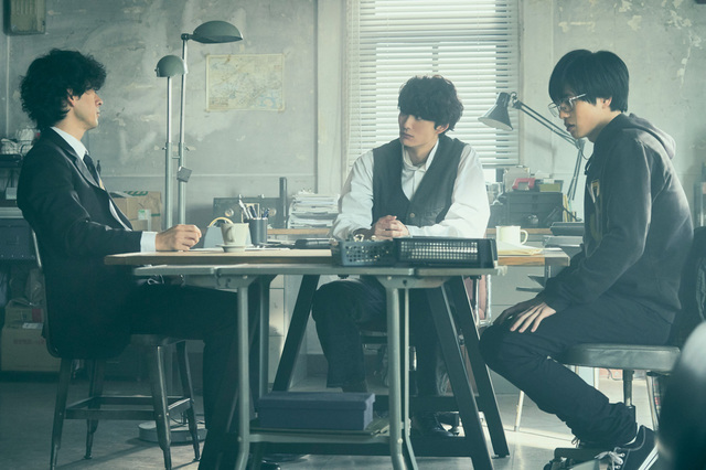 『さんかく窓の外側は夜』