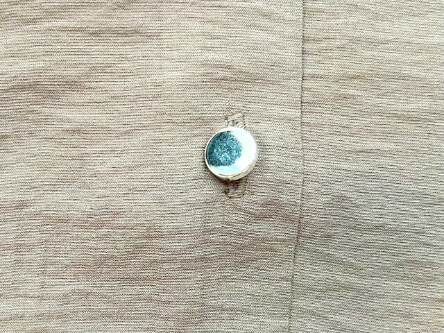 【GLOBAL WORK シャツジャケット】キラリと輝くメタルボタンは、コーデのさりげないアクセントになります♪