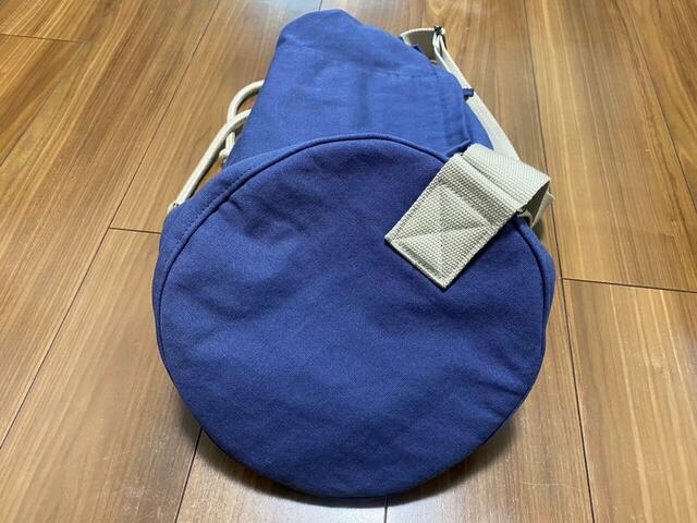 【ユニクロ　ドローストリングバッグ】楕円形の底に丸いマチがあり、荷物が偏らず収納可能です