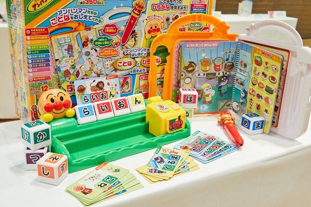 にほんごえいご二語文も！アンパンマンおしゃべりいっぱい！ことばずかんSuperDX＆ことばをつくろう！アンパンマンおしゃべりもじキューブはじめてのことば・ひらがなギフトセット／15500円／セガトイズ