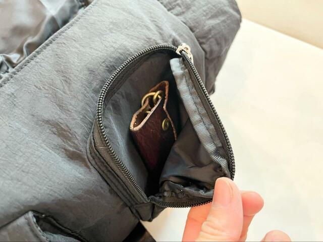 【niko and… オリジナルバックルライトショルダーバッグ】ファスナー付きポケットは鍵などの小物入れに◎