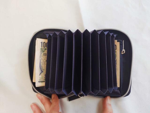 カードポケットの裏には、お札を差し込めます