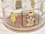 さまざまなカラーのクリームソーダに入ったにゃんこたちが、なんともキュート!