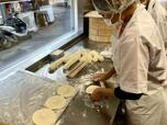 【茶寮 中野店】ミキサーでこねた生地を小分けにし、１個１個綿棒で伸ばしていく。餃子を作る感覚