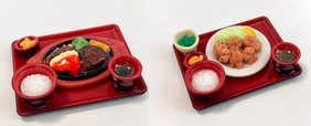 「A.ツインハンバーグ和食セット A／B.ジョイフル塩唐揚げ定食」＜サイズ：横幅：約5cm、高さ:約1cm～2,6cm（トレー含む）＞【ジョイフルのメニューが“超リアルなミニチュア”に変身！3月18日より全国のジョイフルで順次発売！】
