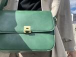 【GU（ジーユー） レザータッチフラップショルダーバッグ】屋外で見ると明るめのグリーン！