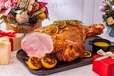 「骨付き丸ごとハムのハニー＆スパイス風味ロースト」＜期間：2025年11月6日～12月25日＞【【ヒルトン名古屋】ホリデーシーズンの食の旅が楽しめるランチ＆ディナービュッフェ「ワールド・クリスマス・ビュッフェ ～五感を満たす美食の旅～」開催】