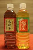 500mliのペットボトルなのに44円（税込）。『お茶屋さんが作った烏龍茶』『お茶屋さんが作った緑茶』