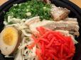 【ロピア 沖縄風ソーキ蕎麦】具材がぎっしり詰まった見た目に、食べる前から期待が高まりました!