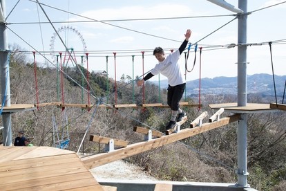 動画あり】標高370mの崖にせり出す巨大アスレチック！鳥肌必至