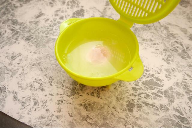 【ダイソー　半熟たまごボール】水気を切ったら完成