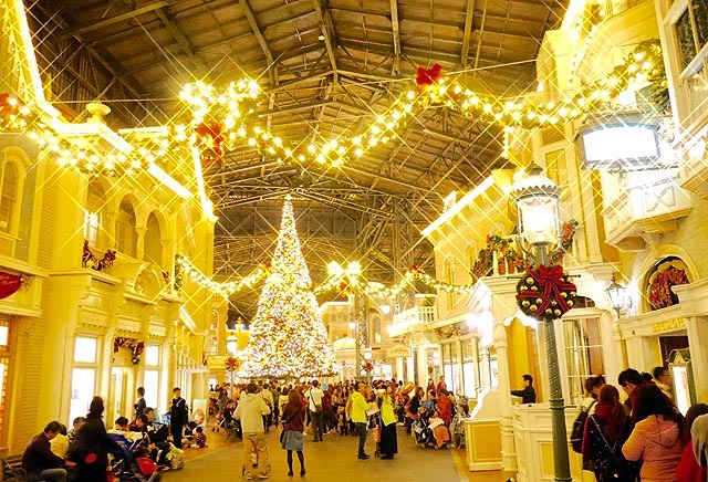 ワールドバザールのクリスマスツリー 街並みも一緒に写すと奥行き感が。©Disney