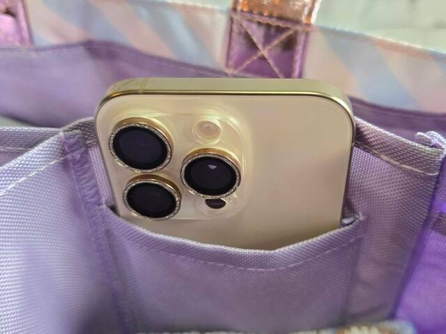 ケースを外したiPhone16Proが入ります。縦は少し飛び出してしまいました