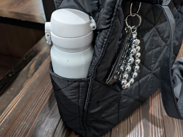 【GLOBAL WORK 推しごとキルティングトート】両サイドにもポケットが。500mlペットボトルはもちろん、750mlのタンブラーも入ります!