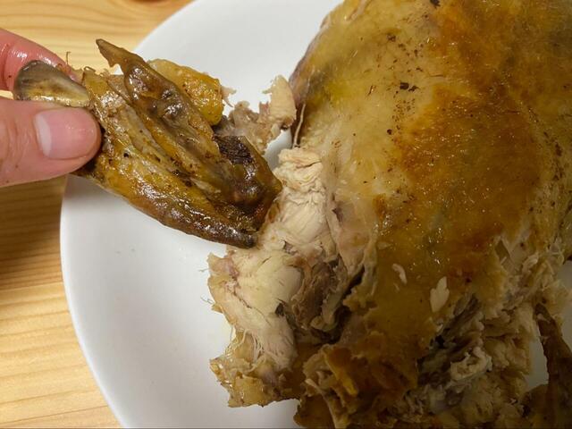 【ガスト 自家製ローストチキン】手羽先をまずはカット