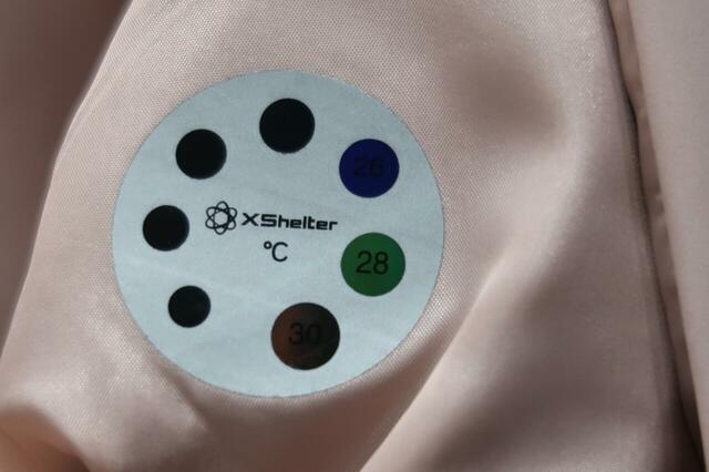 衣服内側にサーモメーターを搭載。リアルタイムで温度を測れます