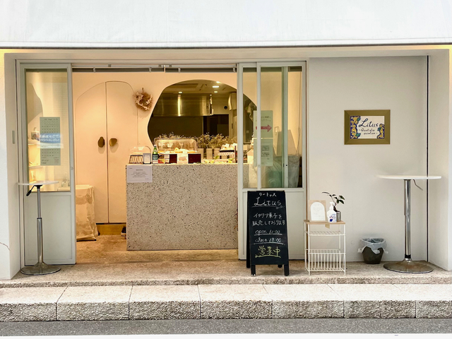 【Litus】店先の左右に、ふたつのイートインスペースがある