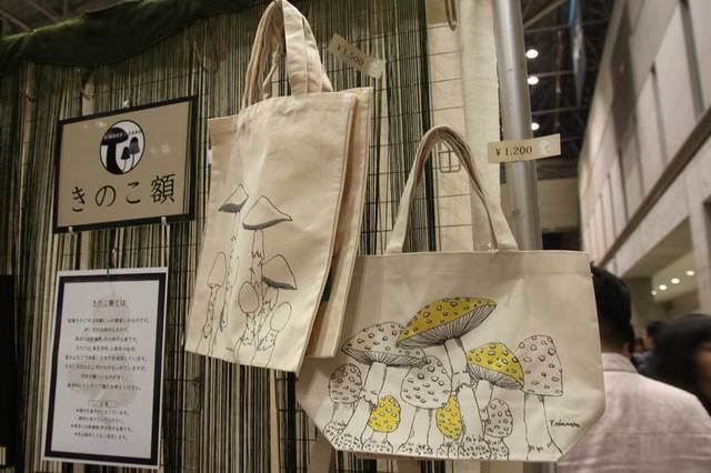 「きのこ額」のトートバッグ。