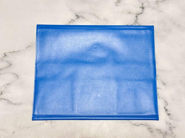 背面は装飾がないシンプルなデザイン